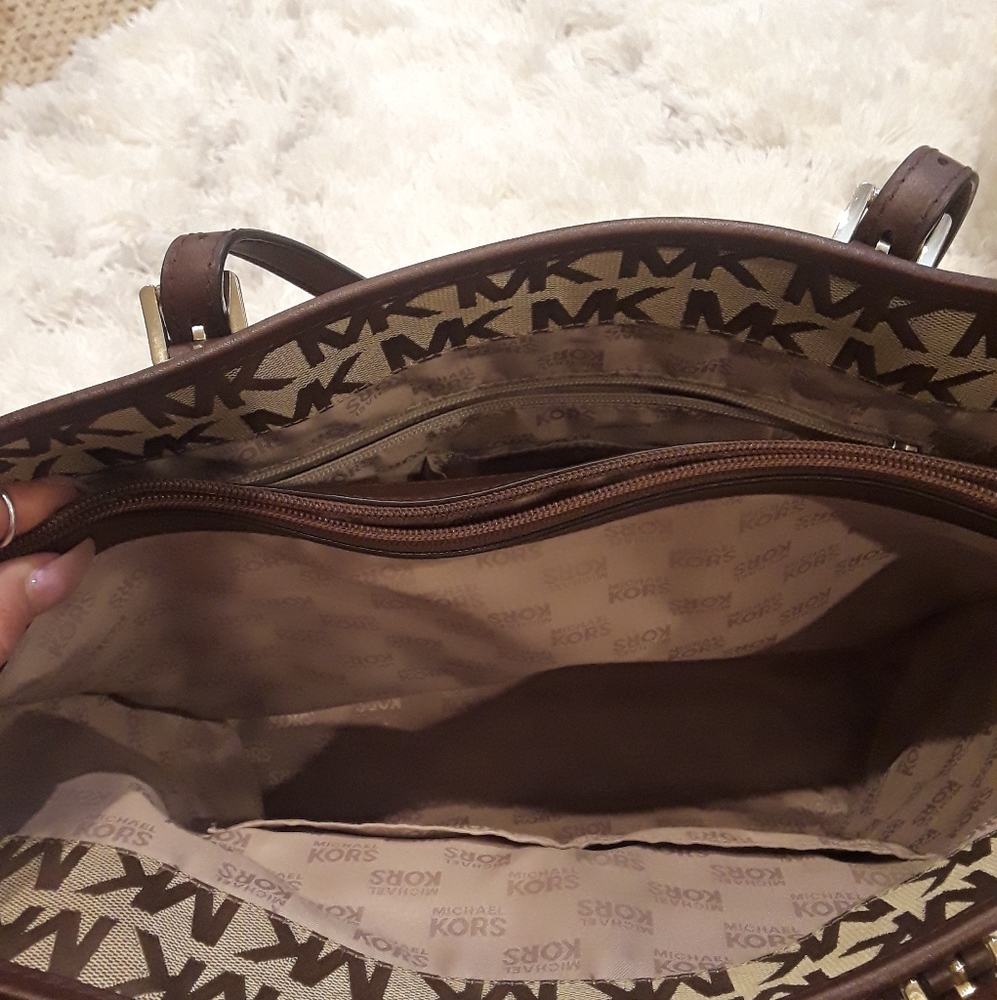 NWOT Michael Kors East West Monogrammed Voyager Tote - Picture 6 of 13